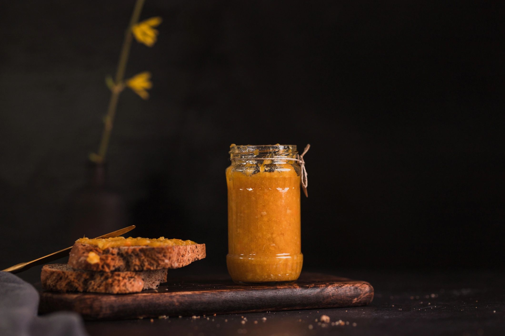 Brot mit Marmelade auf dunklem Tisch als Food-Detail