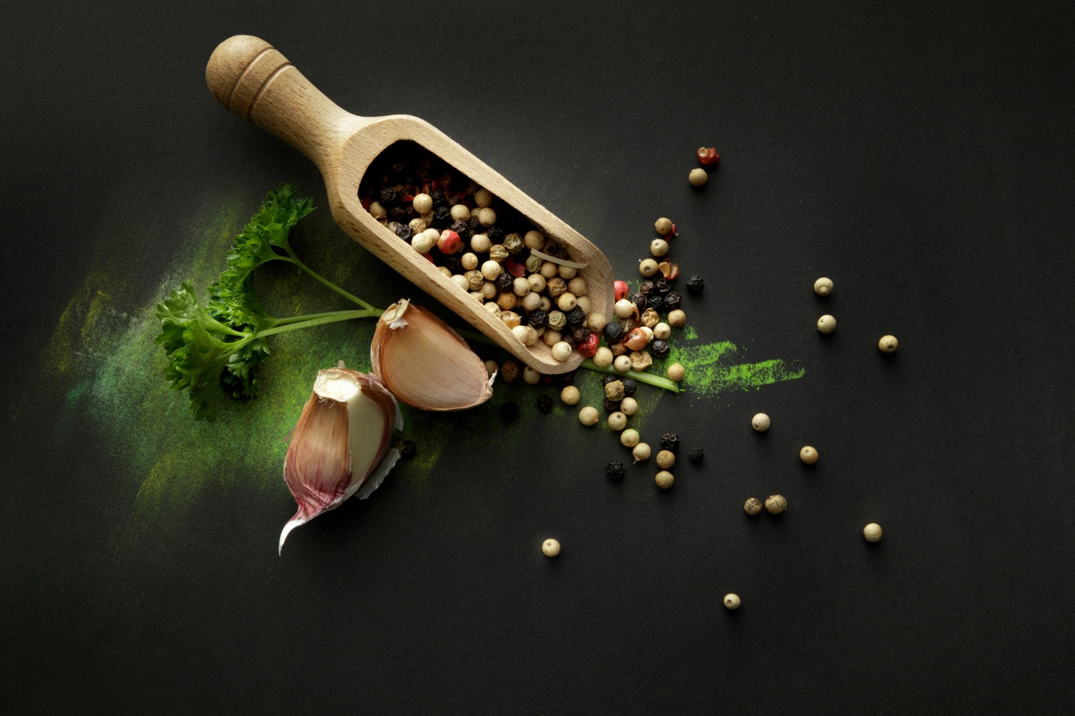 Pfeffer, Knoblauch und Petersilie als Stillleben